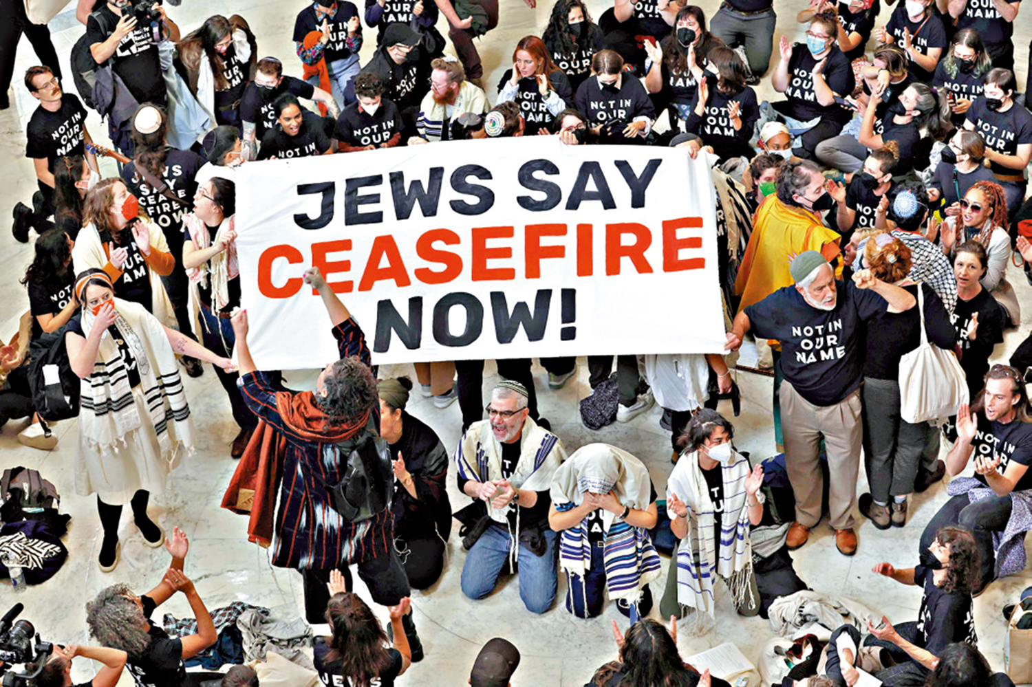 　　圖：猶太人團體18日在美國國會大廈內示威，要求加沙停火。\法新社