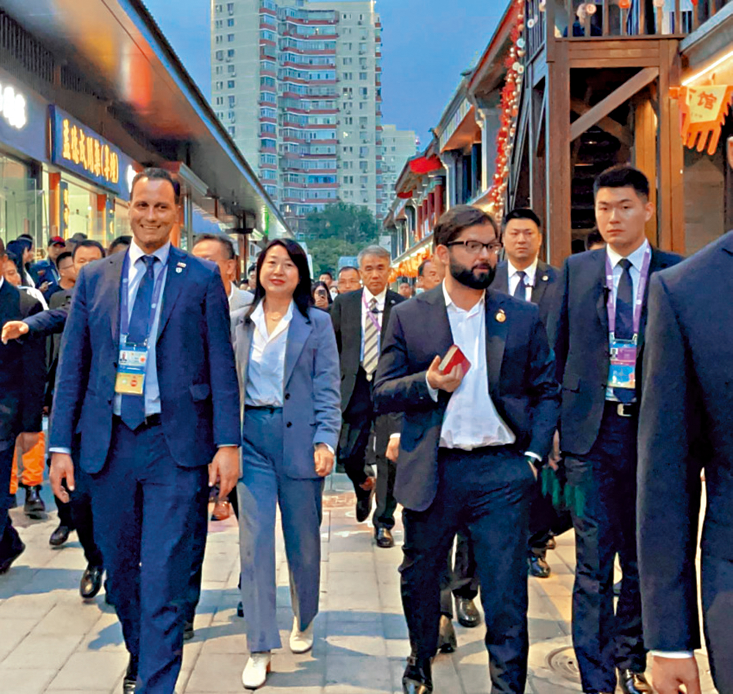 　　圖：智利總統加夫列爾·博里奇在北京逛潘家園舊貨市場。