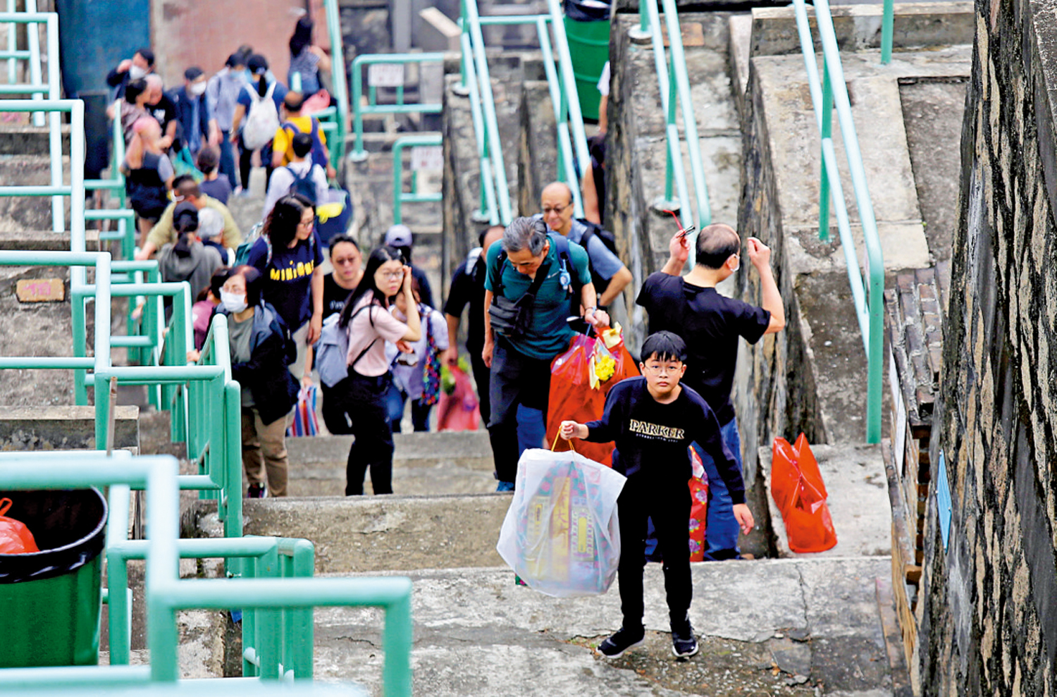　　圖：在香港，市民會趁重陽節登高祭祖。