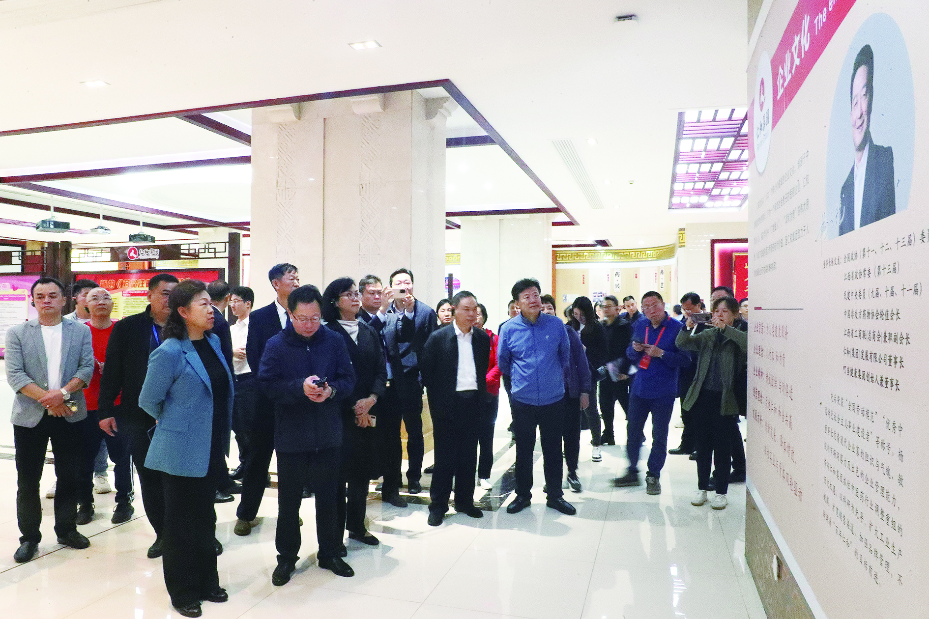 　　圖：助推湘贛粵港澳中醫藥產業協同發展聯席會議的部分與會嘉賓在仁和集團考察調研。\汪永祥攝。