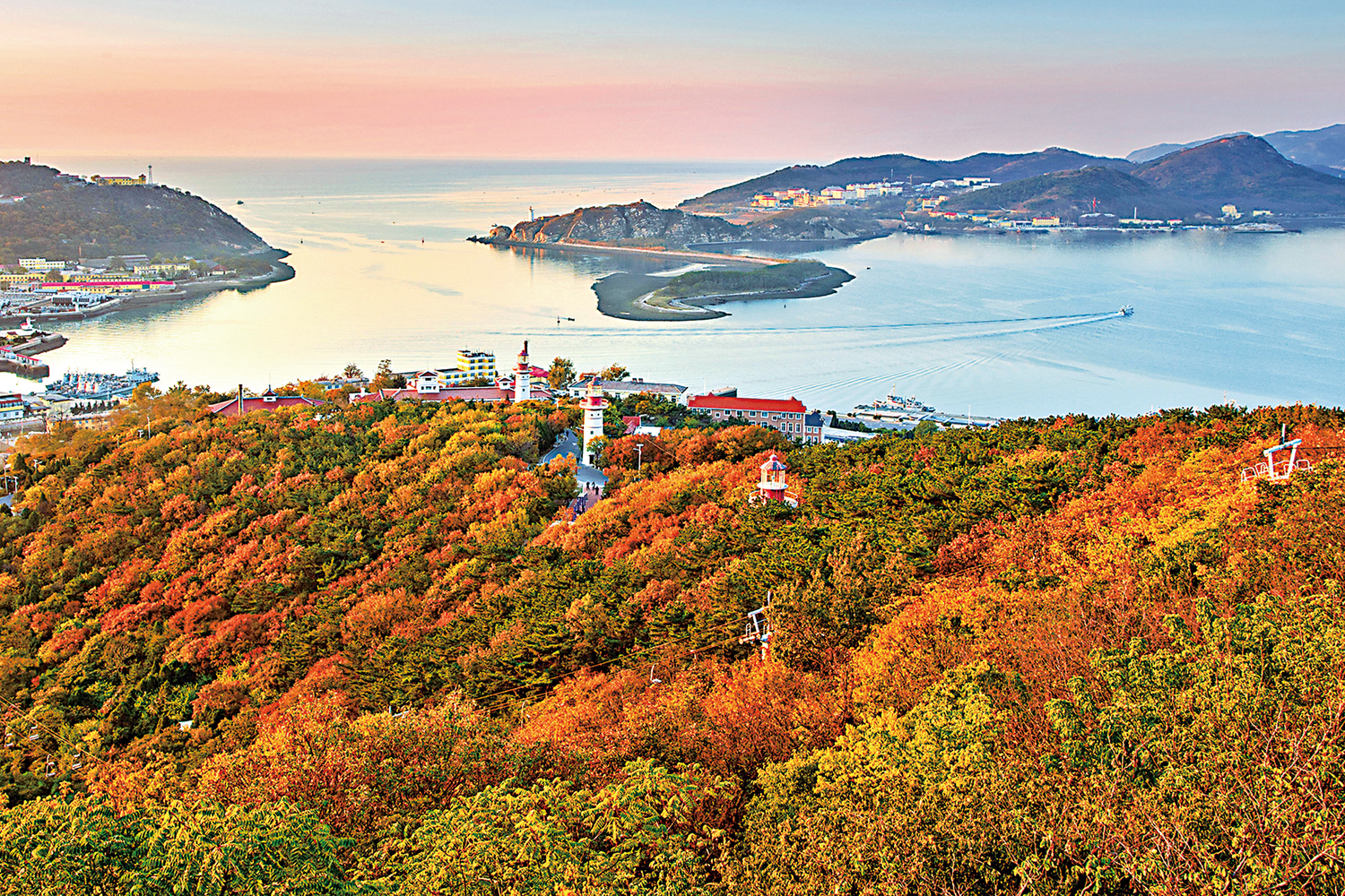 　　圖：秋意漸濃，多地陸續進入觀賞紅葉的最佳時節。遼寧旅順白玉山秋色美不勝收。\大公報記者宋偉攝