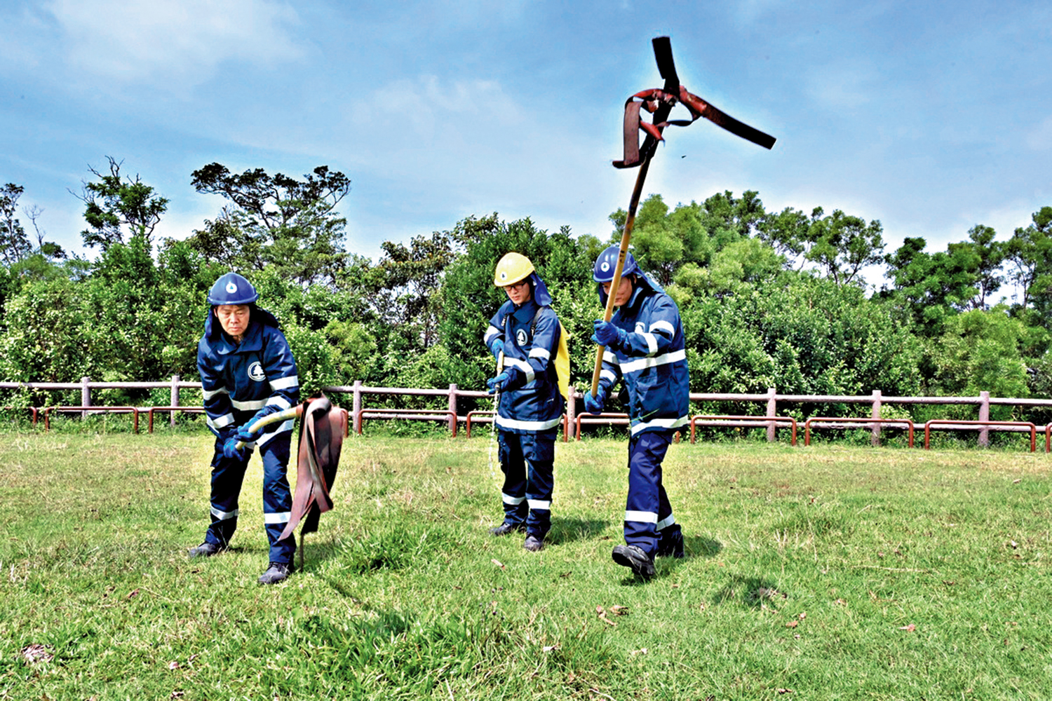 　　圖：撲救山火時，以火拍輪流拍打火源，從而將火救熄。