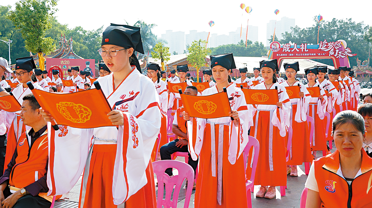 　　圖：第九屆南安（國際）鳳山文化旅遊節近日在福建南安鳳山寺舉行，其間包括12名台青在內的50名兩岸青年身着漢服參加閩南成人禮，傳承忠孝仁義精神。\大公報記者蔣煌基攝