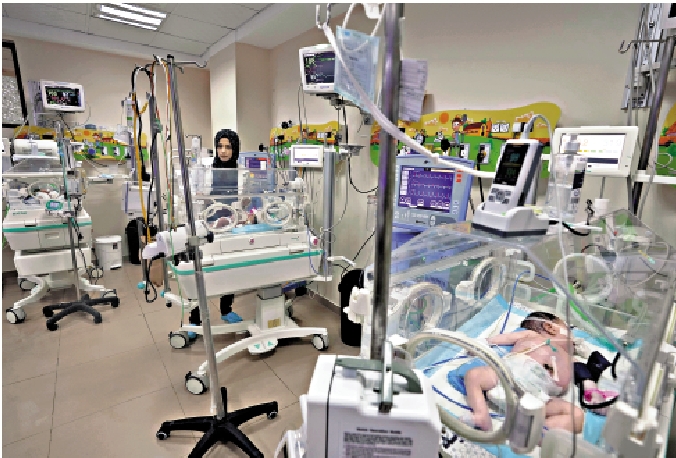 　　圖：加沙醫院內的護士22日在照顧新生兒。\美聯社