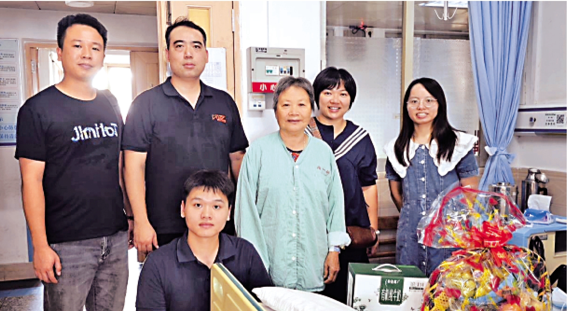 　　圖：銀髮科技實驗室工作人員在社區工作人員陪同下，看望何婆婆。/受訪者供圖