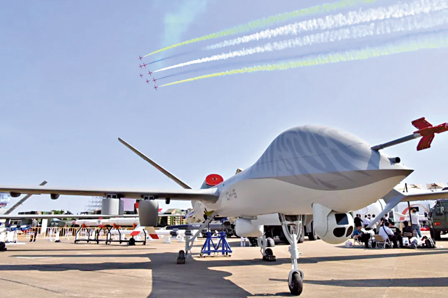 　　圖：去年珠海航展期間首次展示了容納聲吶吊艙的彩虹-5。