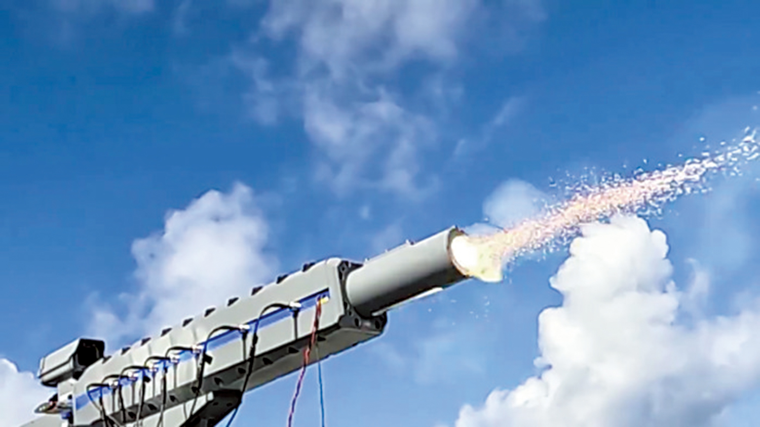 　　圖：日本防衛裝備廳17日公開的軌道炮海上試射畫面。