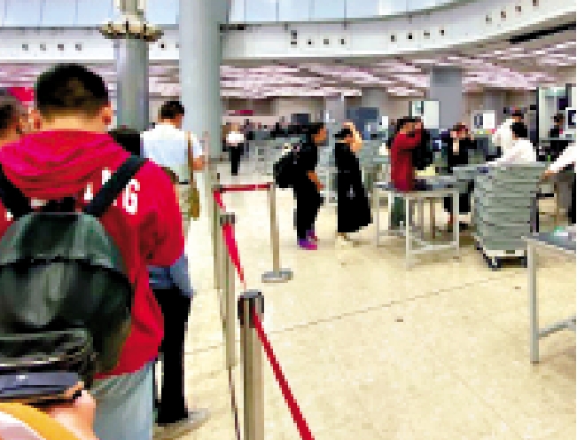 　　圖：西九龍站檢查行李程序前後需要兩次，乘客建議簡化省時。\大公報調查組攝