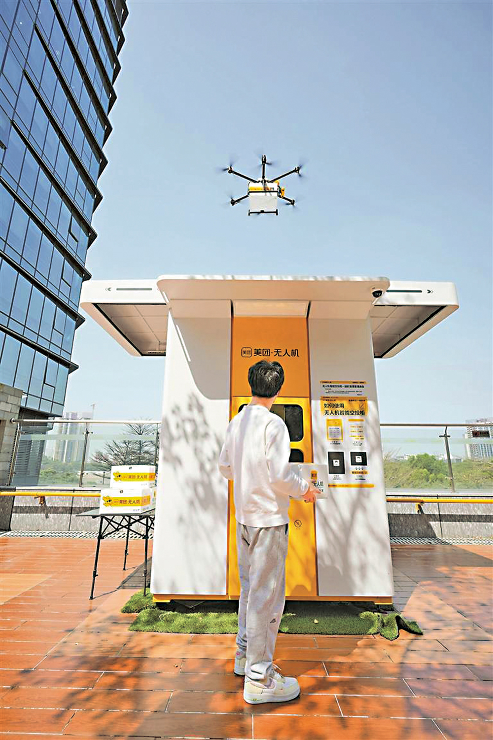 　　圖：在深圳，美團無人機為顧客配送外賣。
