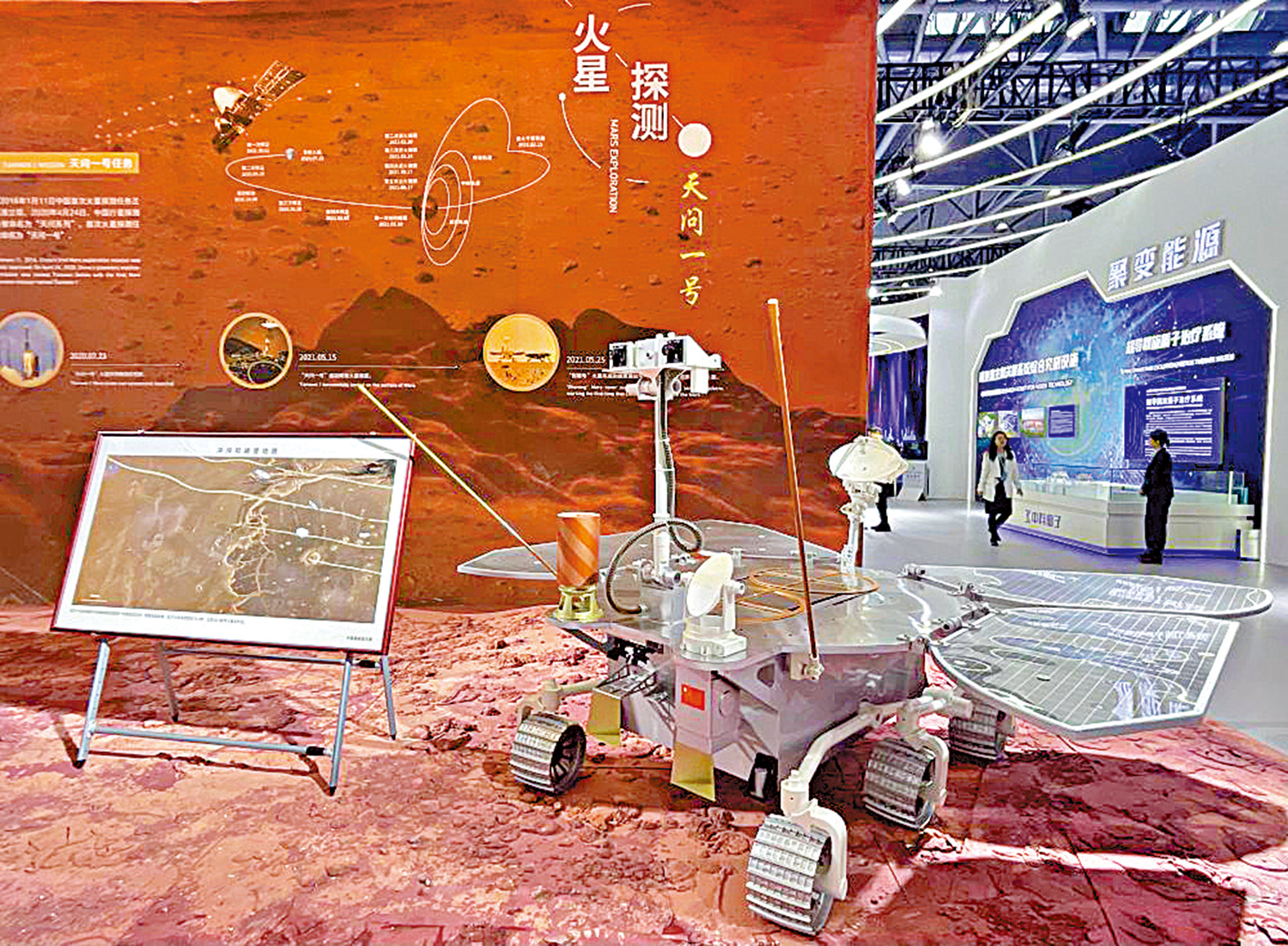　　圖：2023年「中國航天日」主場活動中展出的「祝融號」火星車模型。\新華社