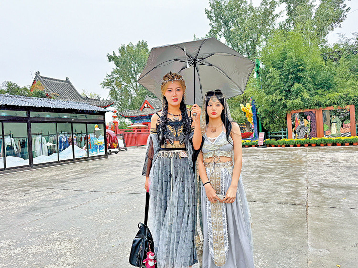 　　圖：來自新鄉的兩位大學生在開封沉浸式體驗宋文化。\大公報記者劉蕊攝