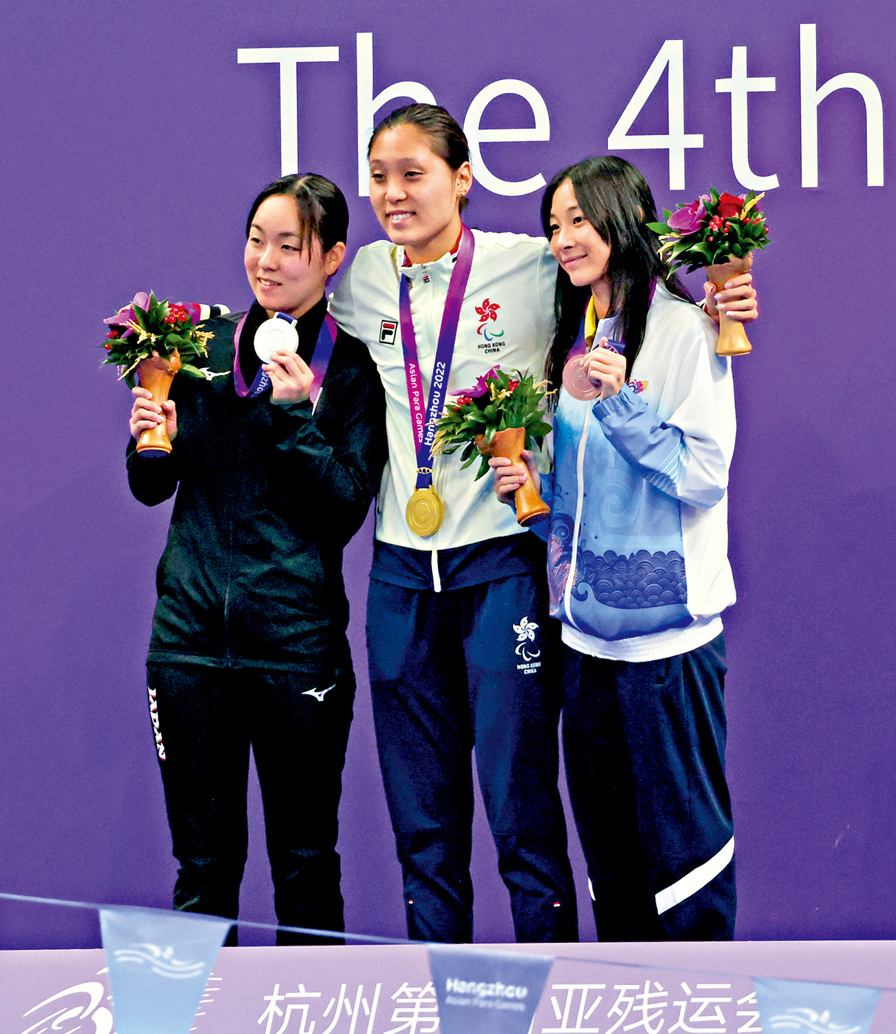 　　圖：陳睿琳（中）與銀牌及銅牌選手合照。