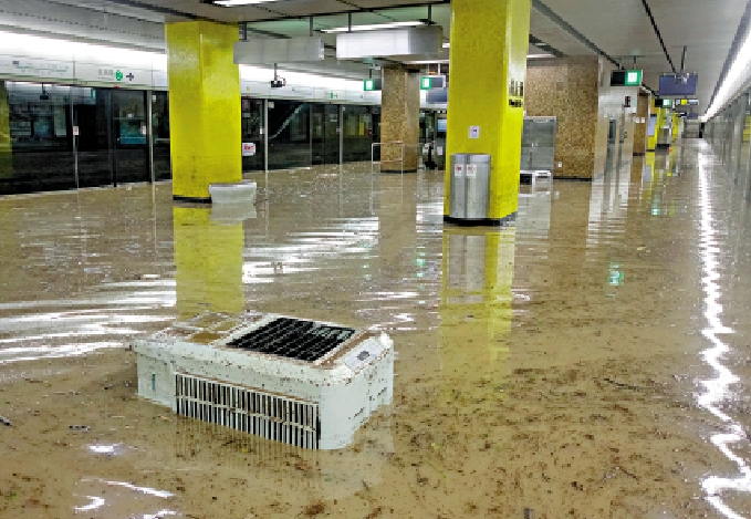 　　圖：上月黑雨期間，黃大仙站一度被水淹沒。\大公報記者蔡文豪攝