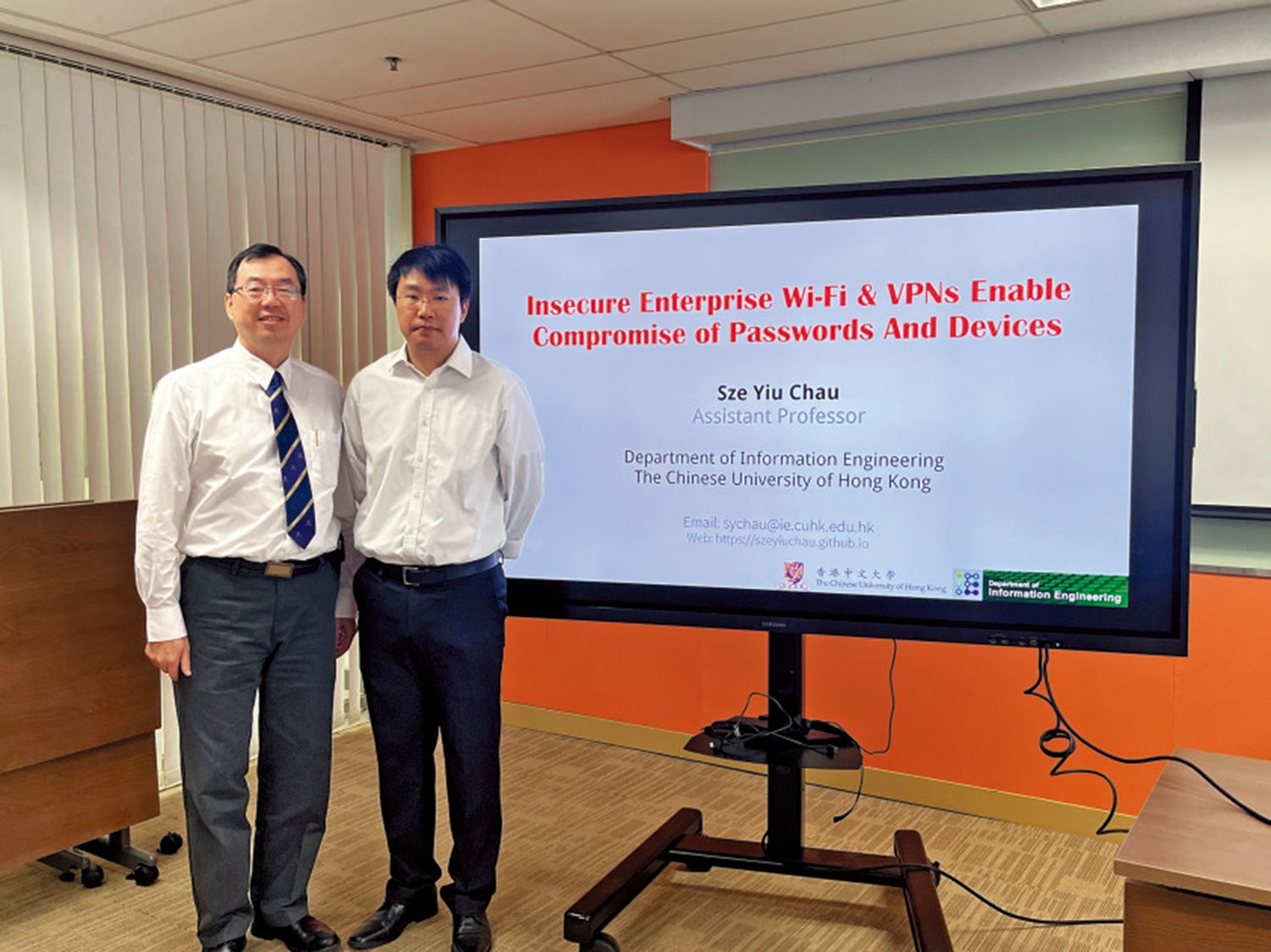 　　圖：中大信息工程學系教授劉永昌（左）及信息工程學系教授周思驍（右），分別發現人臉識別模組及WiFi設定操作指示的安全漏洞。\大公報記者魏溶攝
