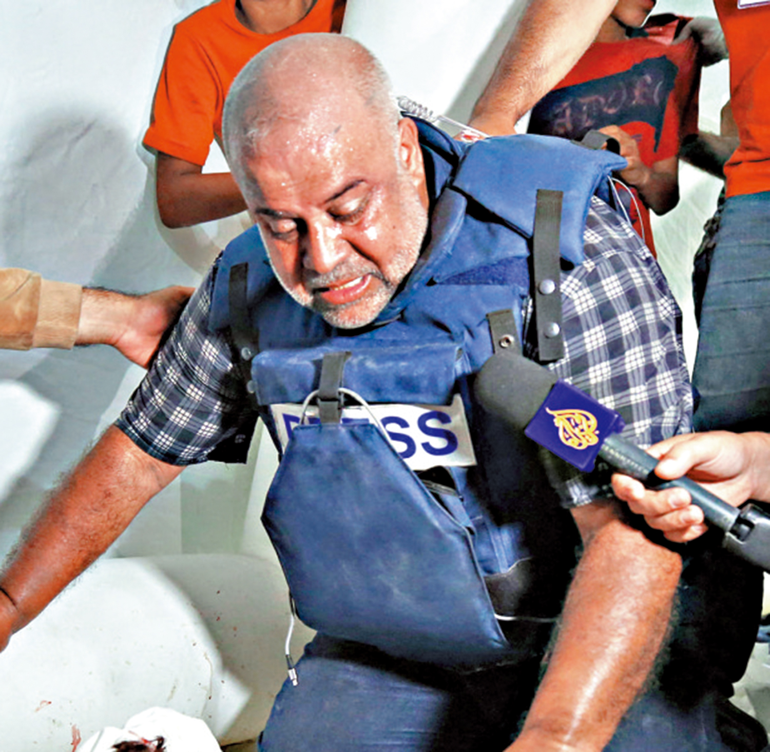 　　圖：半島電視台加沙分社社長達杜赫25日見到親人遺體後痛哭失聲。\法新社