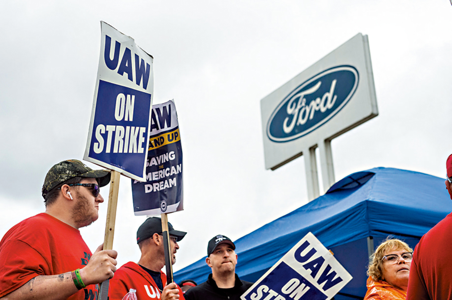 　　圖：9月26日，美國汽車工人聯合會成員在密歇根州的福特工廠外罷工。\法新社