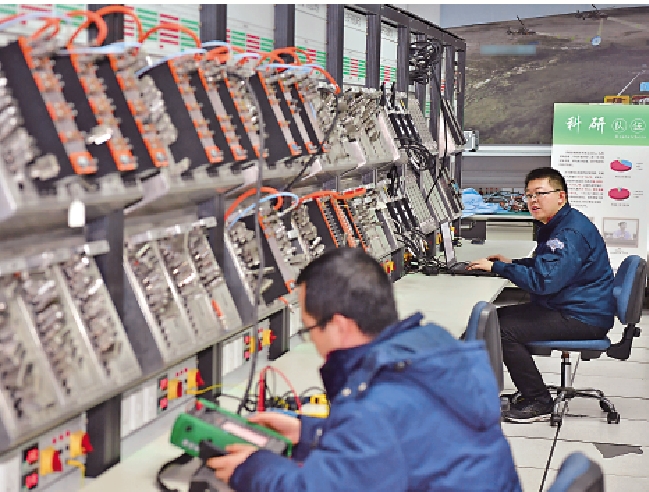 　　圖：中國飛行試驗研究院科研人員進行C919飛機測試信號通道的驗證。\新華社