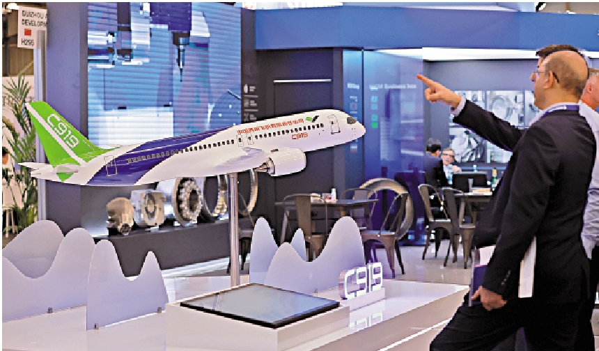 　　圖：人們在第54屆巴黎航展的中國商飛展台參觀C919客機模型。\新華社