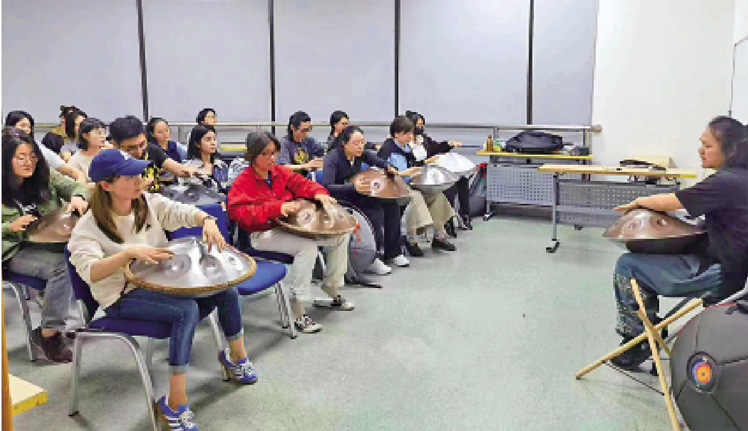 　　圖：上海市民夜校有眾多課程，圖為手碟課。/大公報記者倪夢璟攝