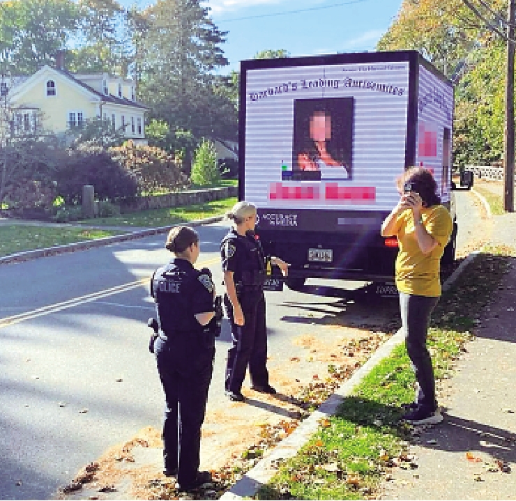 　　圖：一輛「起底貨車」開到支持巴勒斯坦的學生家附近。\網絡圖片