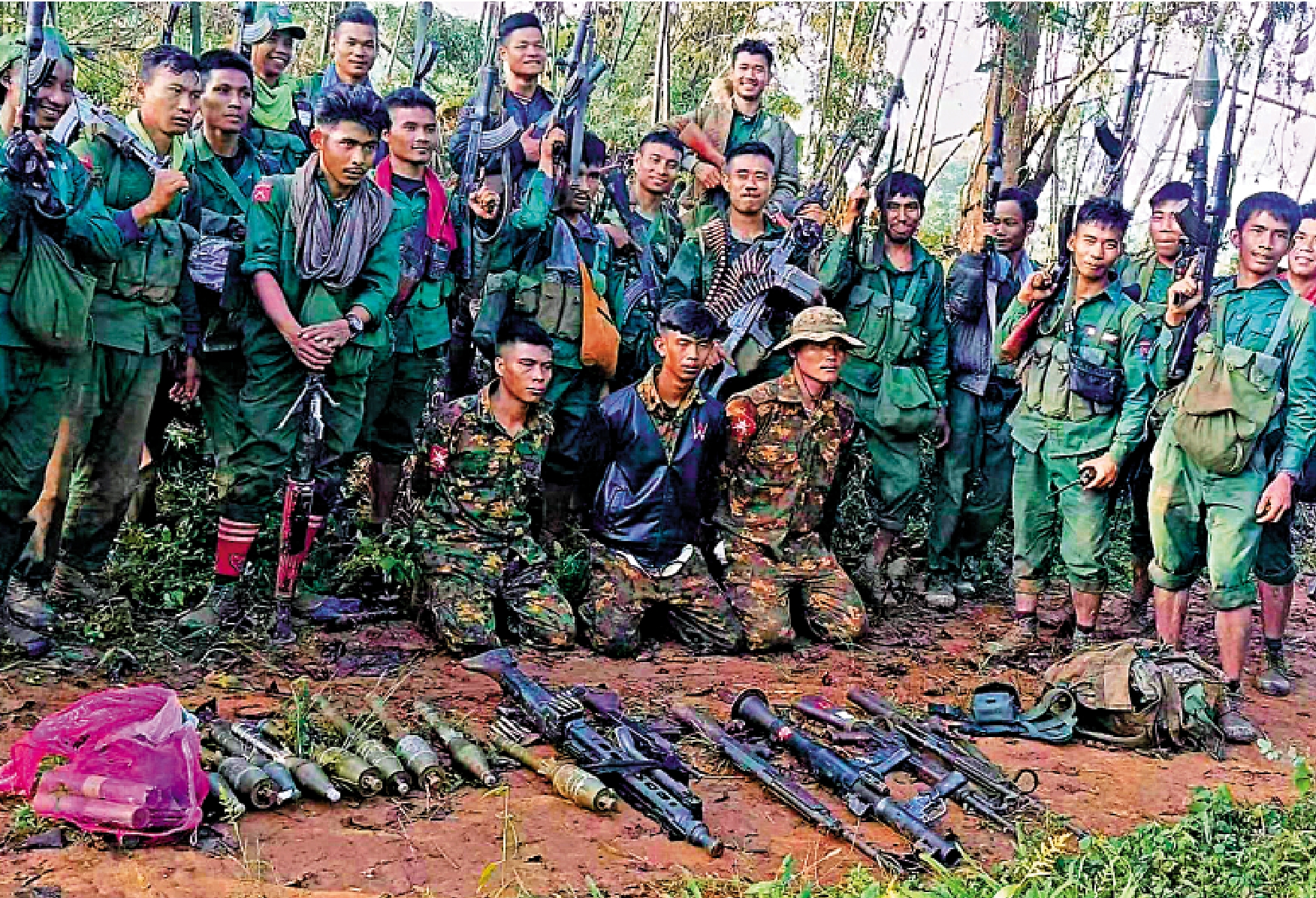 　　圖：緬甸果敢民族民主同盟軍主導的武裝組織於27日凌晨在緬甸北部發起軍事行動，控制3人，繳獲一批武器。\網絡圖片