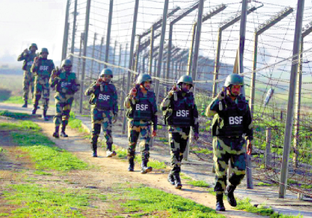 　　圖：印度邊境安全部隊的士兵在印巴邊境圍欄附近巡邏。\美聯社