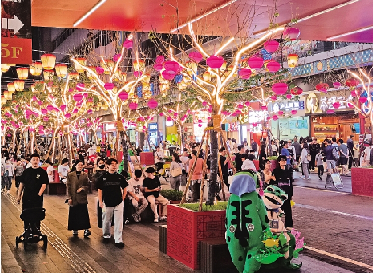 　　圖：東門老街能一站式滿足港人吃喝玩樂，到了晚上仍是人頭湧湧。