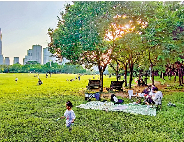 　　圖：不少人愛到蓮花山公園休憩，享受大自然。/大公報記者王亞毛攝