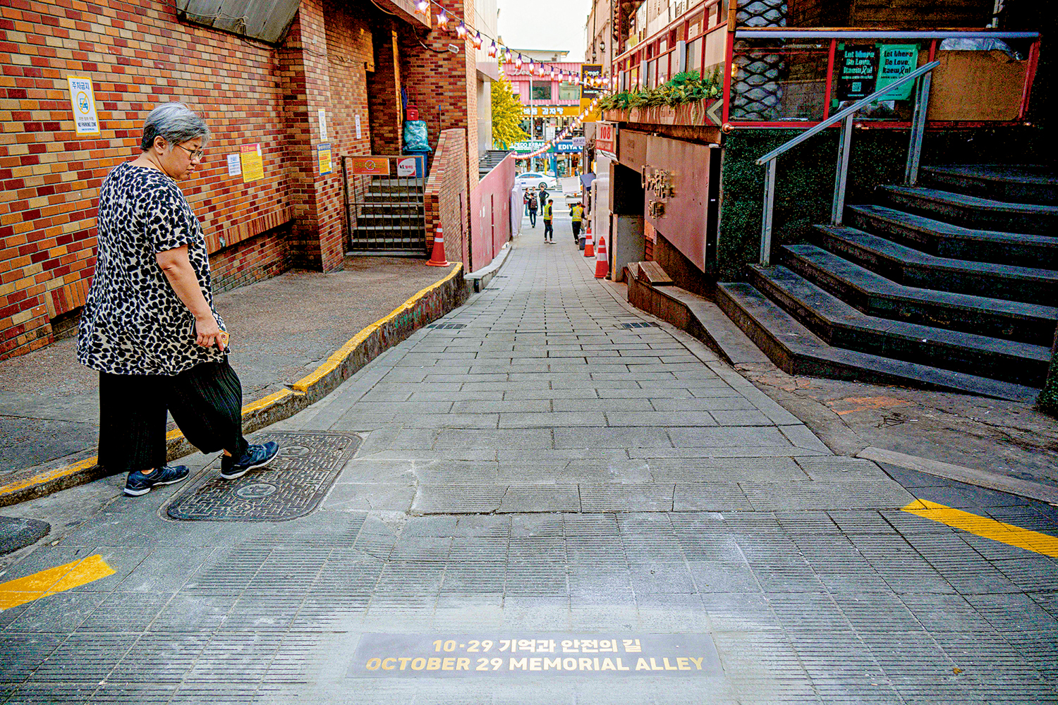 　　圖：梨泰院踩踏事故發生的巷子地面上刻有「10月29日紀念巷」字樣。\法新社
