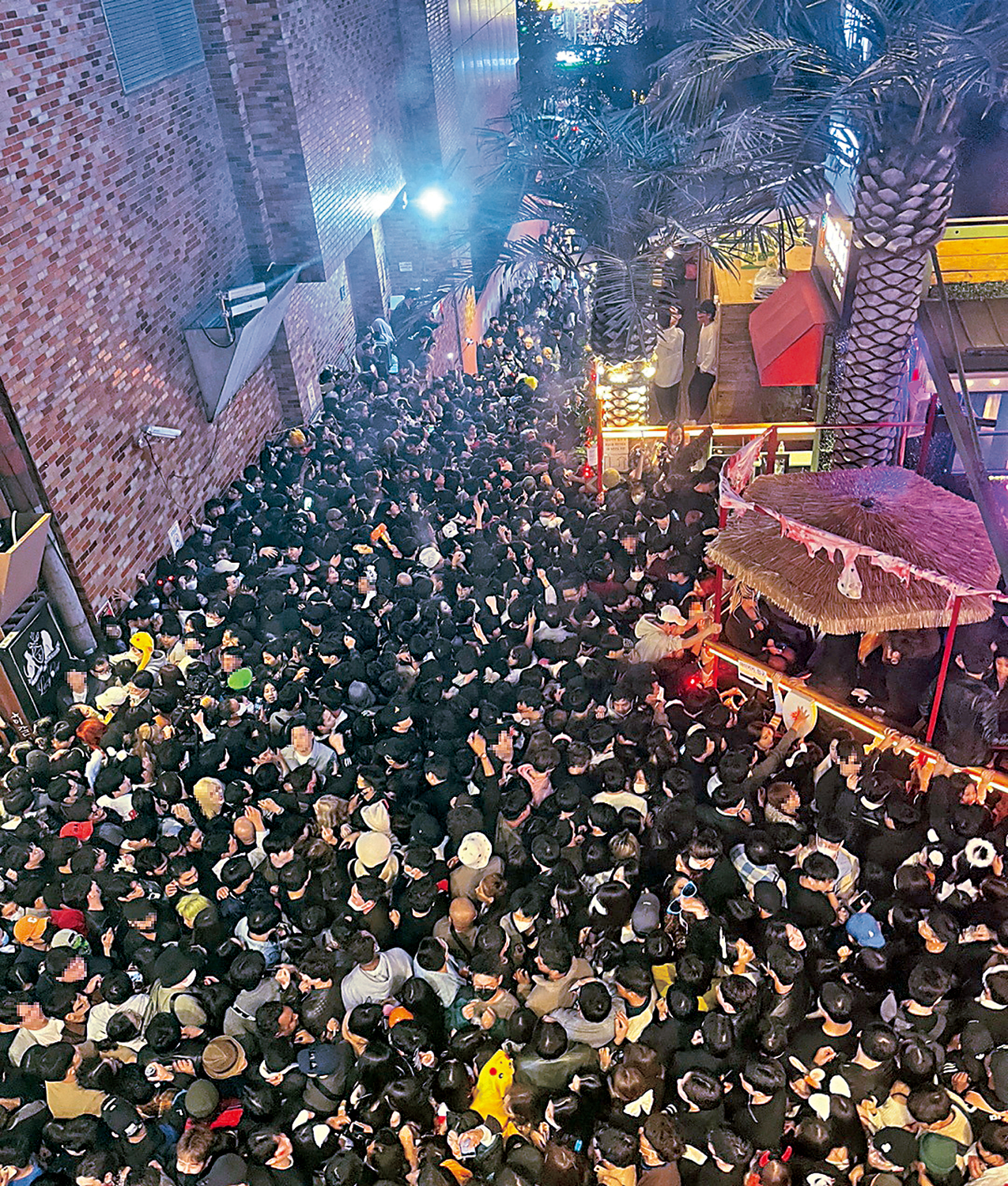 　　圖：去年10月29日，首爾梨泰院發生嚴重踩踏事故。\路透社