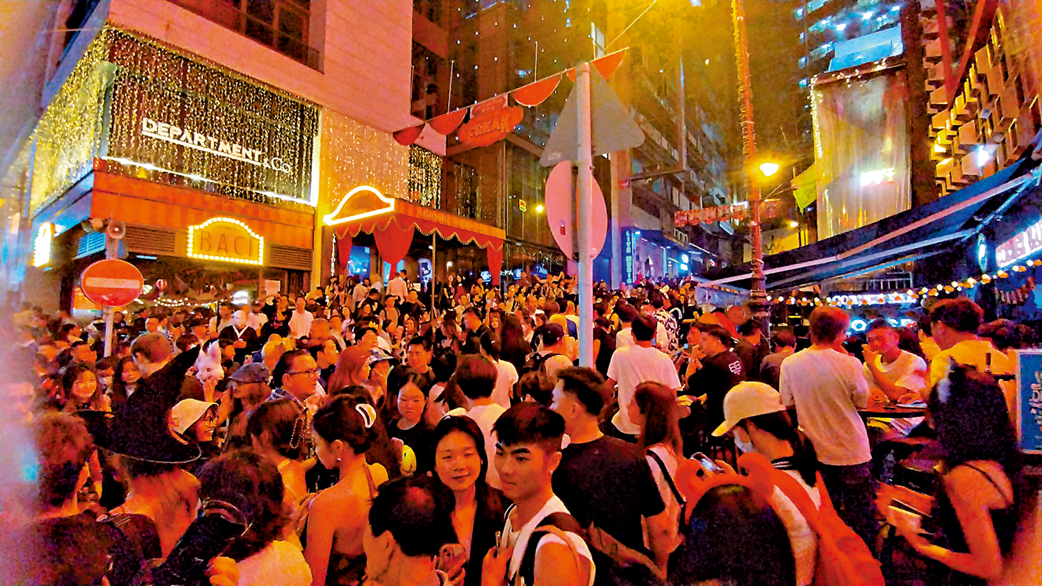 　　圖：萬聖節前最後一個周末，蘭桂坊晚上8時後已迫滿人潮，警方要實施人流管制。\大公報記者古倬勳攝