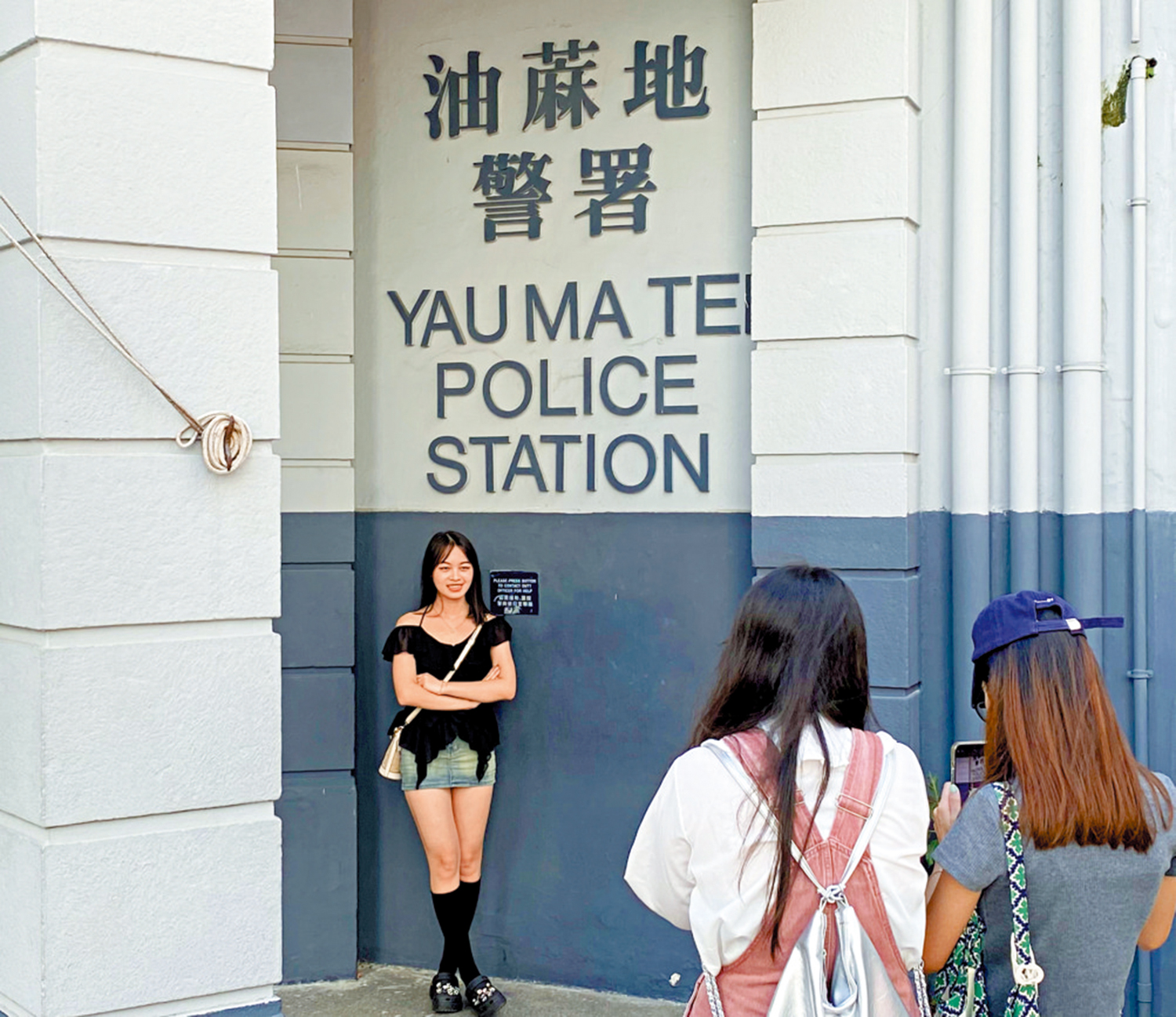 　　圖：不少內地旅客來到舊油麻地警署打卡，因為多部港劇和電影都曾在這裏取景。