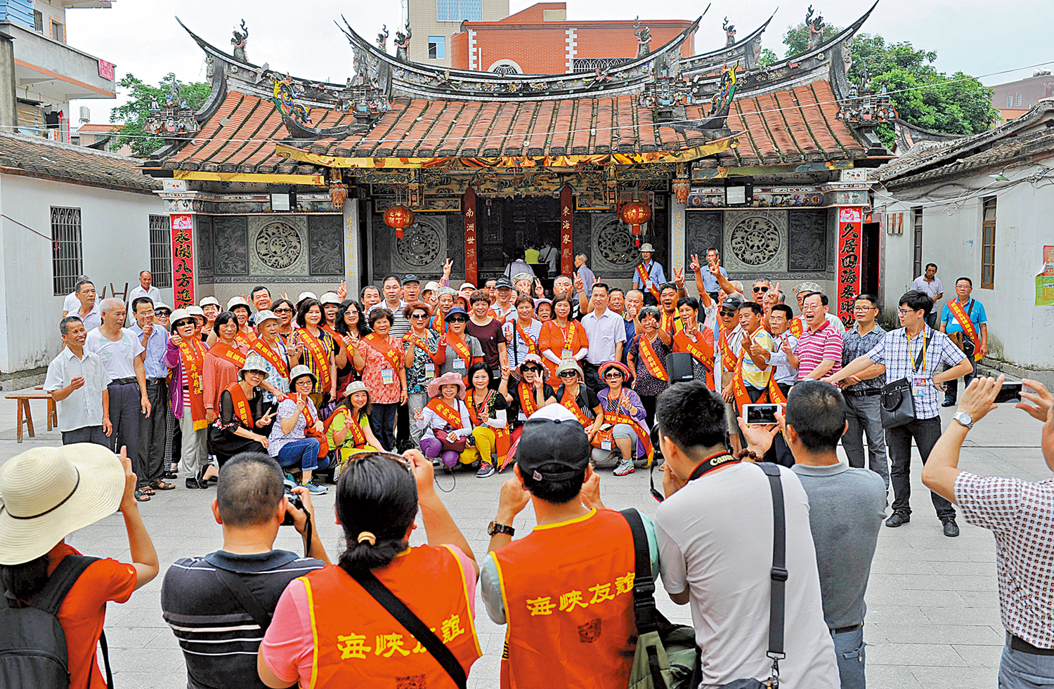 　　圖：台灣鄉親在廈門開展「閩台同名村鎮續緣之旅」並合影留念。\資料圖片