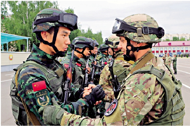 　　圖：2017年7月11日，在中白「聯合盾牌-2017」聯合反恐訓練舉行啟動儀式上，中白雙方參訓隊員緊緊握手。