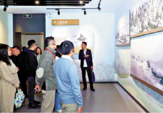 　　圖：28日下午，研習營營員在白洋淀雁翎隊紀念館學習雁翎隊歷史與精神。