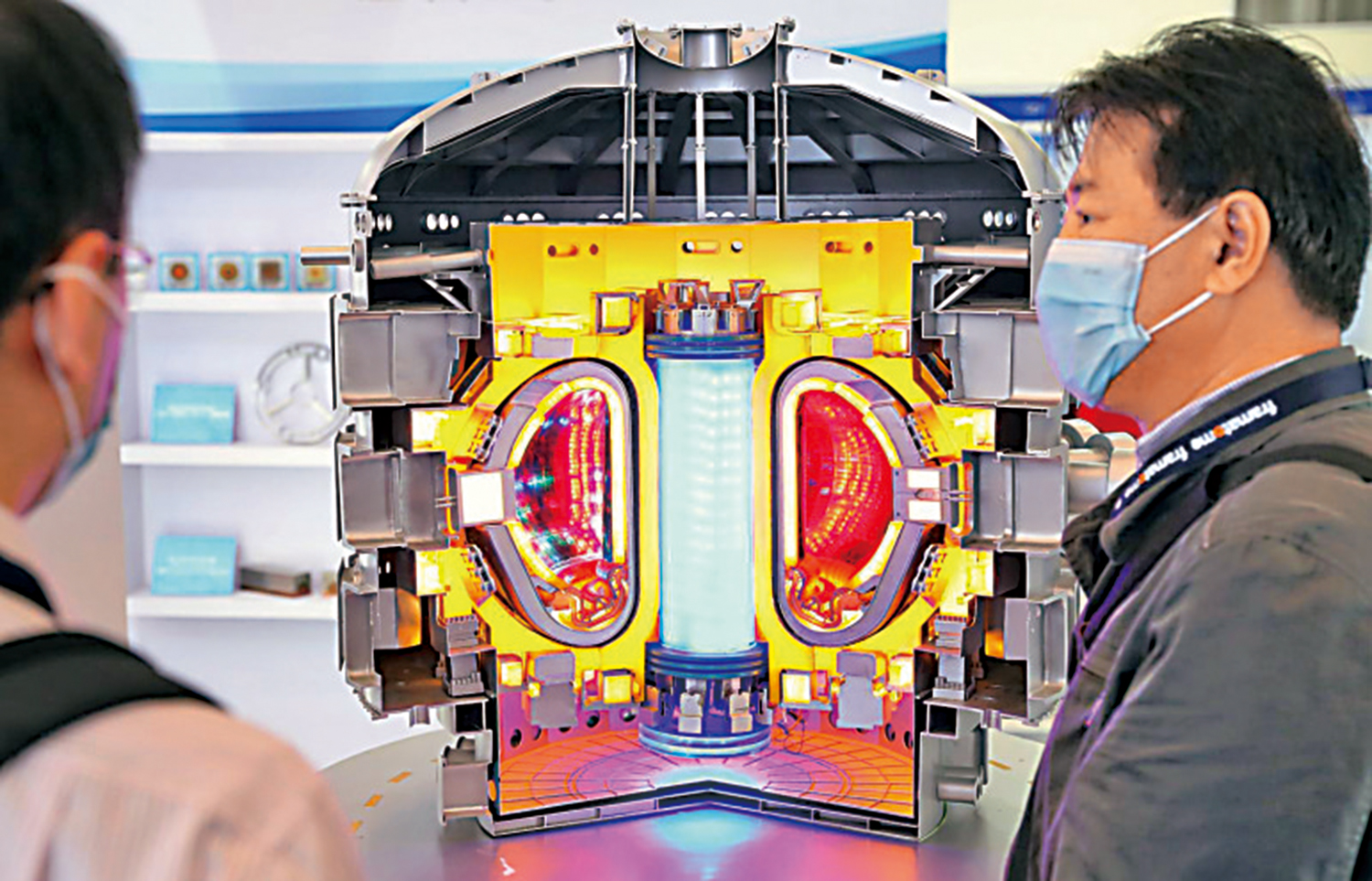 　　圖：觀眾參觀國際熱核聚變實驗堆模型。