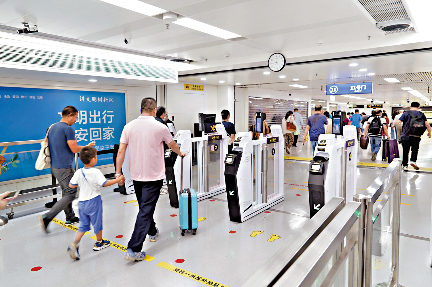 　　圖：11月1日起，市民過關無需再健康申報。圖為10月31日下午，羅湖口岸的刷碼閘機開放，市民直接通行。\大公報記者石華攝