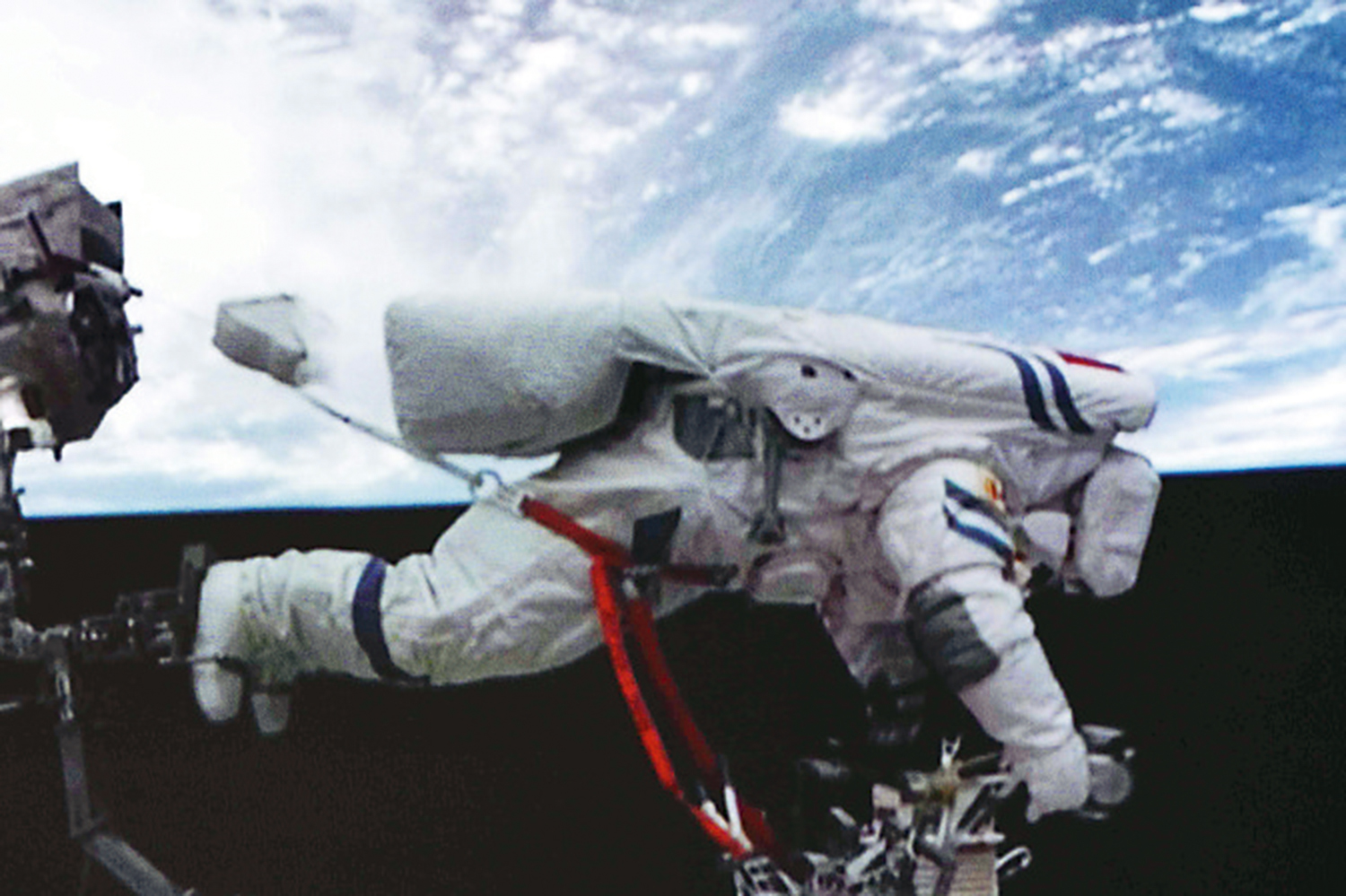 　　圖：神舟十六號航天員景海鵬進行出艙活動，開展艙外操作。\新華社