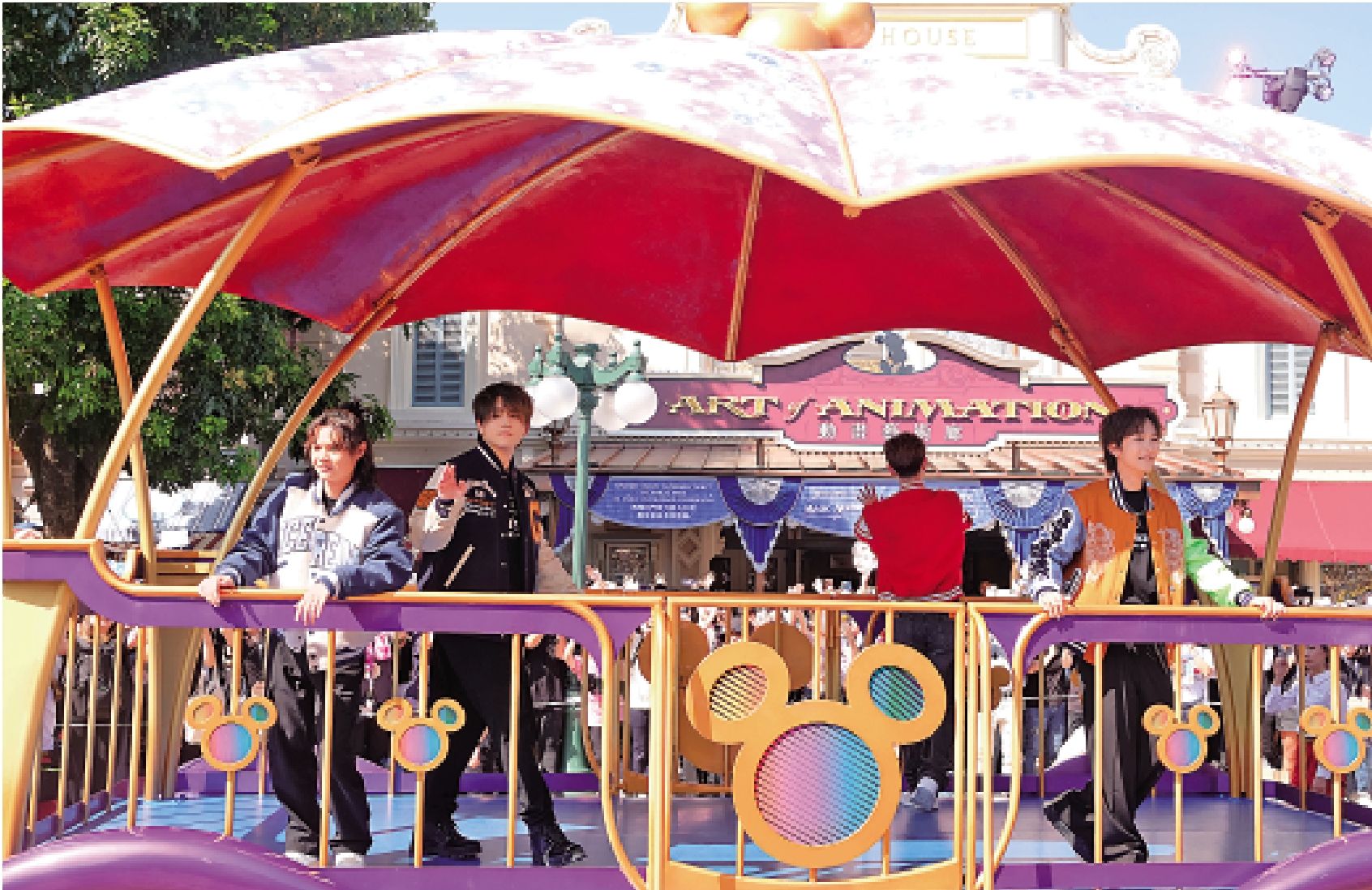 　　圖：MIRROR成員分乘不同花車，沿途跟粉絲們揮手打招呼。