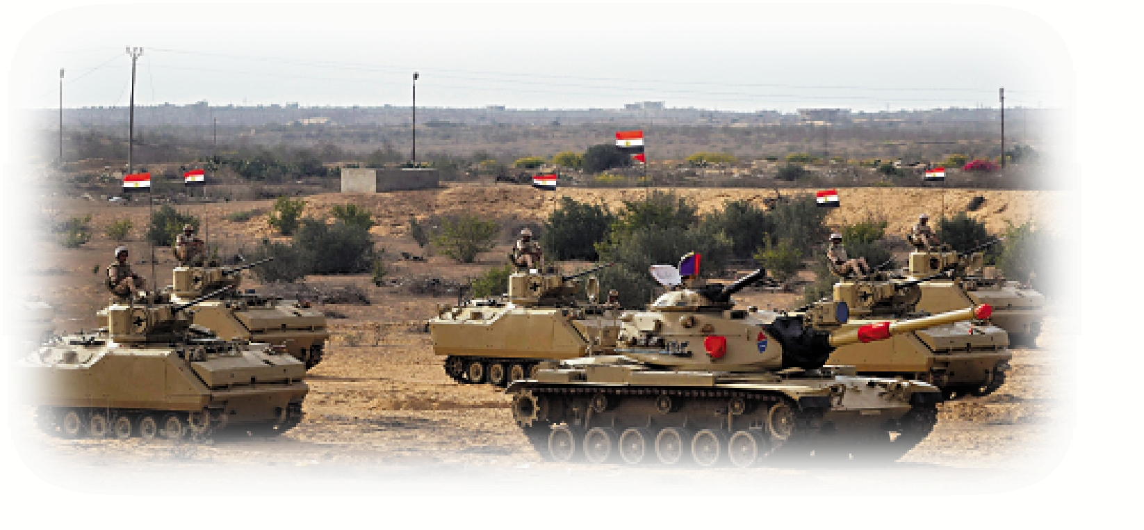 　　圖：埃及10月31日在與加沙接壤的拉法邊境口岸附近部署坦克。\法新社