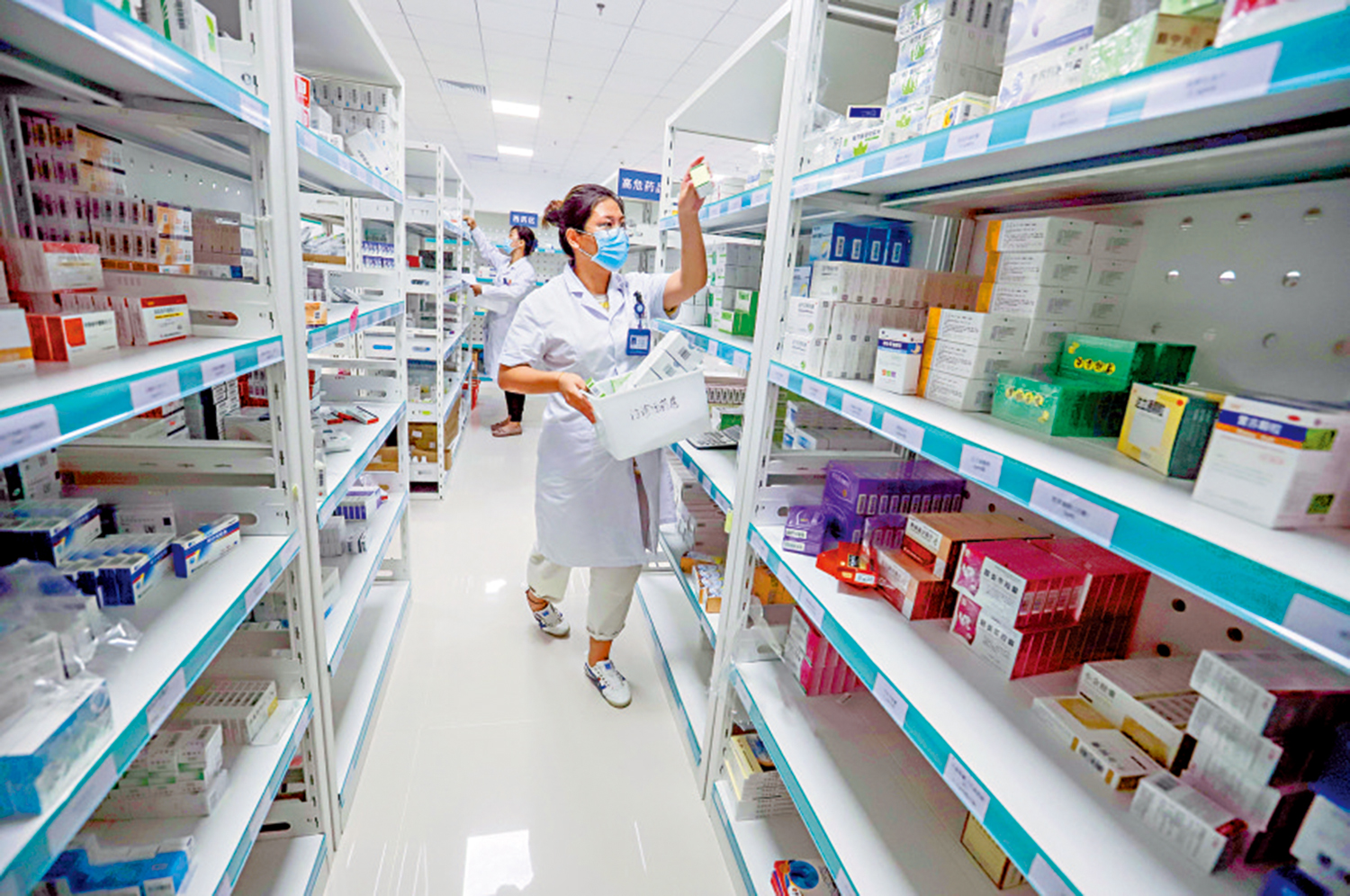 　　圖：河北遵化中醫醫院的藥劑師在藥房工作。