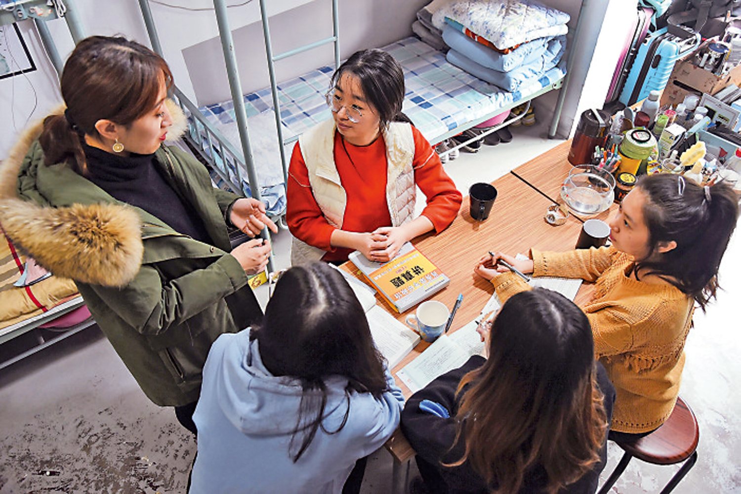 　　圖：在青島理工大學一間宿舍，同學們分享學習心得。