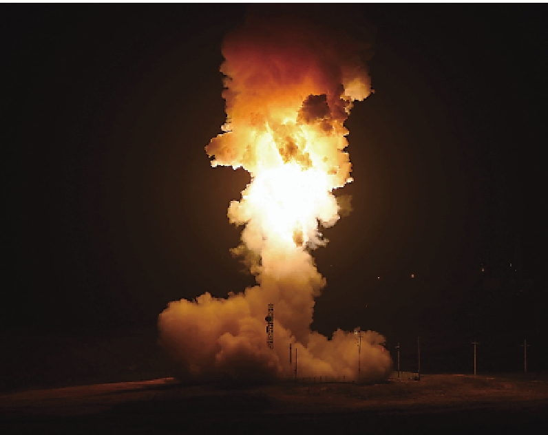 　　圖：俄羅斯撤銷對《全面禁止核試驗條約》的批准前夕，美國試射「民兵3」導彈失敗。圖為美國今年9月試射同款導彈。\法新社