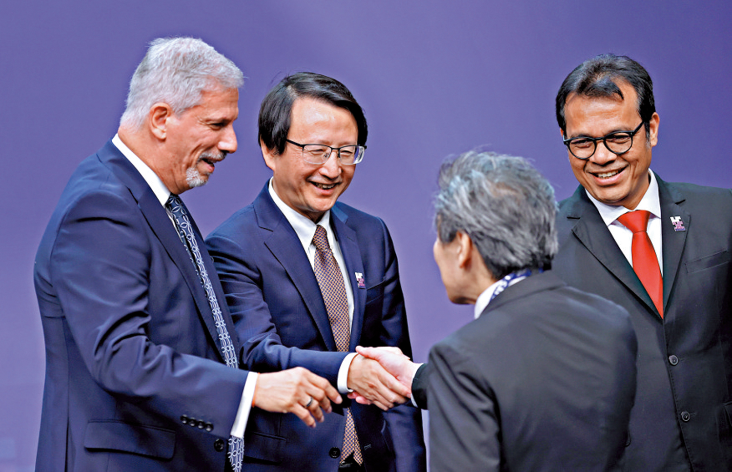 　　圖：11月1日，在英國布萊切利莊園，中國科技部副部長吳朝暉（左二）在首屆全球人工智能安全峰會上與其他參會者交談。