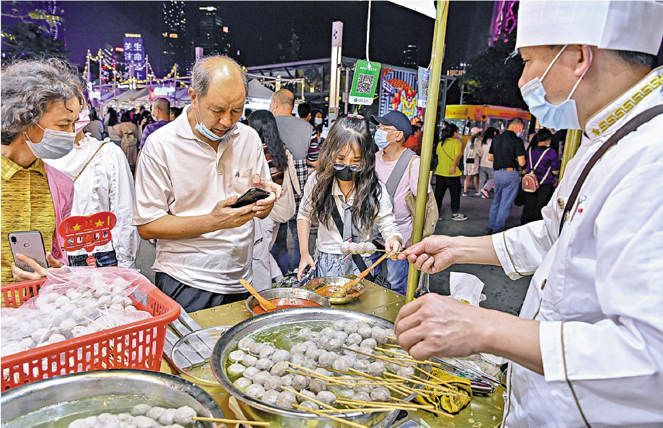 　　圖：潮州成為中國第六個獲得「世界美食之都」稱號的城市。圖為遊客排隊購買潮州牛肉丸。/中新社