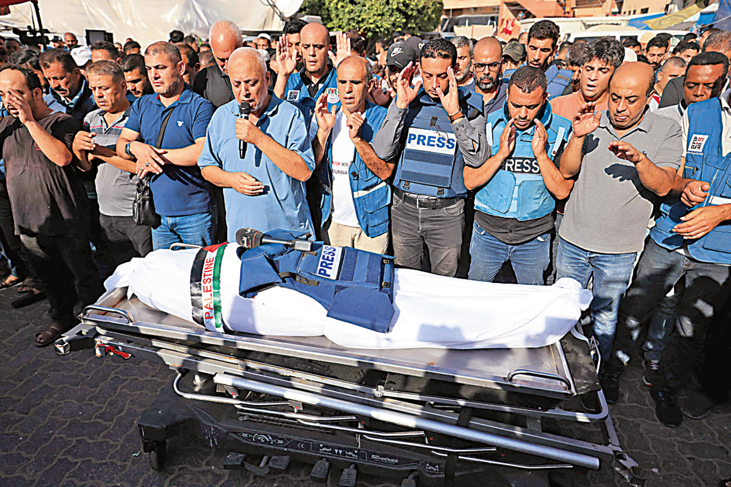 　　圖：巴勒斯坦記者哈塔卜在以軍空襲中遇難，他的同事和親友3日參加葬禮。\法新社