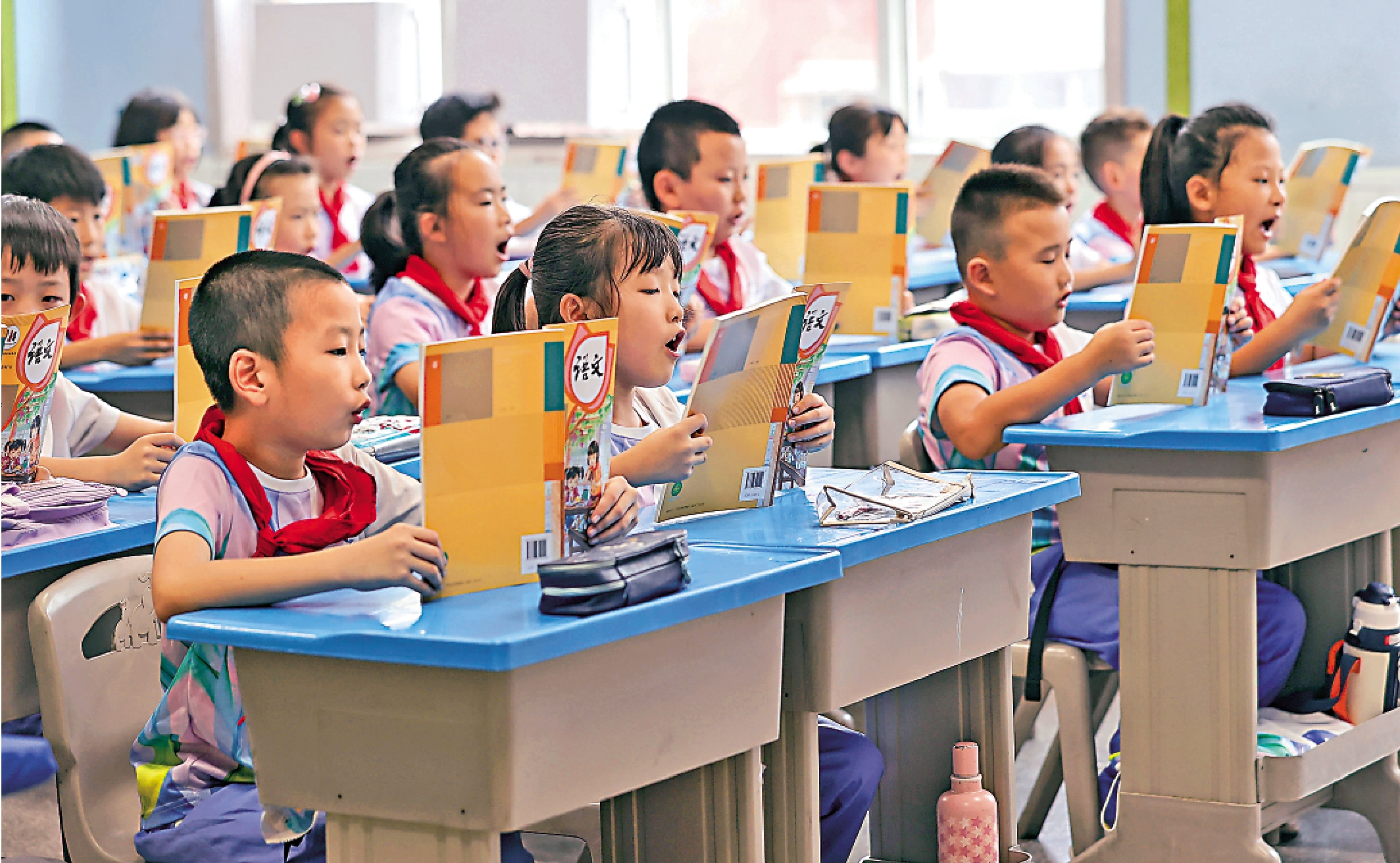 　　圖：近日，「小學生課間不能去操場活動」的新聞引發熱議。圖為山西小學生在教室朗讀。/中新社