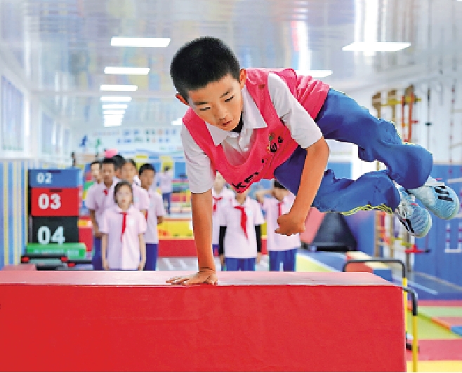 　　圖：河北一學生在體適能訓練館進行體能訓練。/新華社