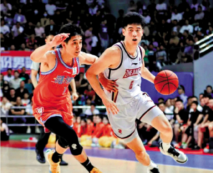 　　圖：浙江球員（右）運球進攻。