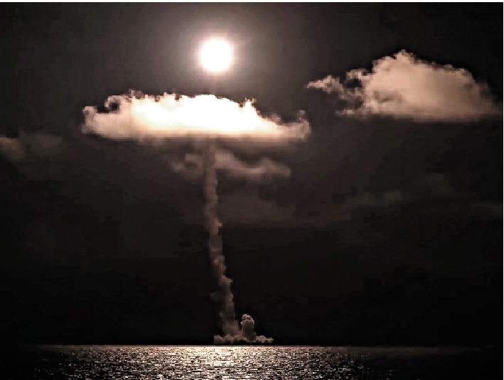 　　圖：俄羅斯5日成功在戰略核潛艇上試射了一枚「布拉瓦」洲際彈道導彈。\美聯社